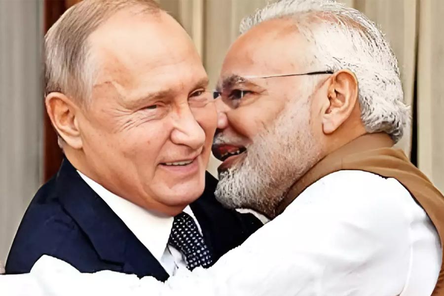 ইউক্রেন যুদ্ধের কারণে বিশ্বের একটা বড় অংশের সামনে কোণঠাসা রাশিয়া। কিন্তু তার পরও বিশ্ববাজারে রাশিয়া ব্যবসা-বাণিজ্য করে আয় করছে প্রচুর। আর তার অনেকাংশ আসছে বন্ধু ভারত থেকে। মস্কোর সঙ্গে বন্ধুত্বপূর্ণ সম্পর্ক রাখায় আমেরিকার চোখরাঙানিও দেখতে হয়েছে নয়াদিল্লিকে। তবে তা উপেক্ষা করেই রাশিয়ার দিকে বন্ধুত্বের হাত আরও বাড়িয়ে দিল ভারত।