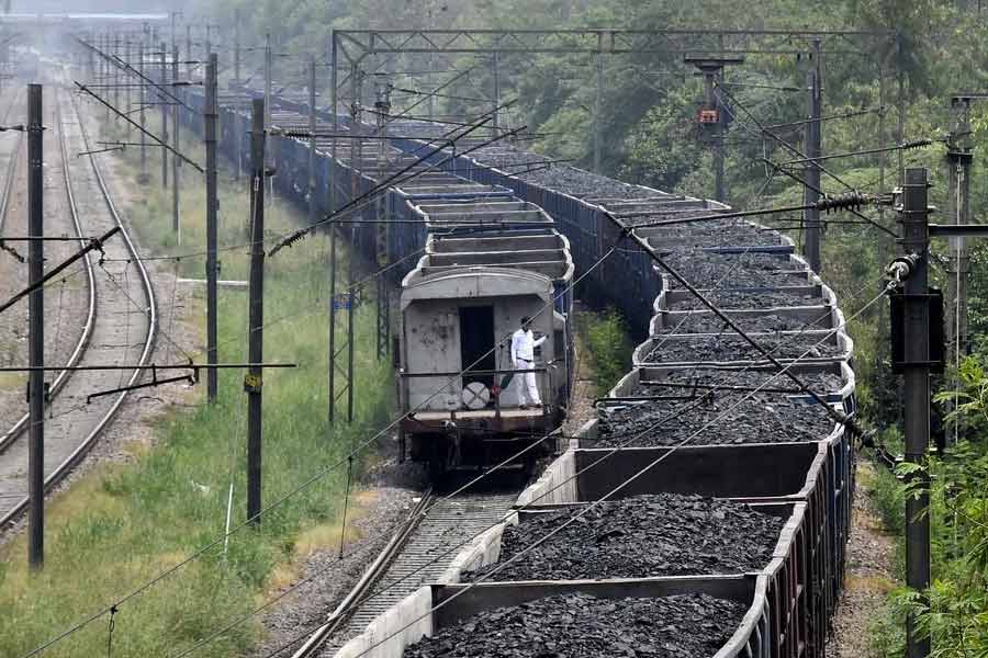 এ বার এক প্রকার গোপনে রাশিয়া থেকে কয়লা এল ভারতে। জলপথে নয়, ট্রেনে করে রাশিয়া থেকে টন টন কয়লা পৌঁছল এ দেশে। একটা নয়, দুটো ট্রেন ভর্তি কয়লা এসেছে।