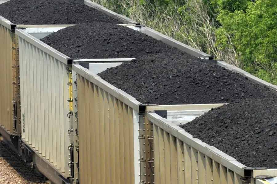 দিন কয়েক ধরেই আন্তর্জাতিক উত্তর-দক্ষিণ ট্রান্সপোর্ট করিডর নিয়ে আলোচনা চলছে। বিভিন্ন প্রতিবেদন সূত্রে খবর, ওই করিডর ধরেই কয়লা ভারতে পৌঁছেছে।