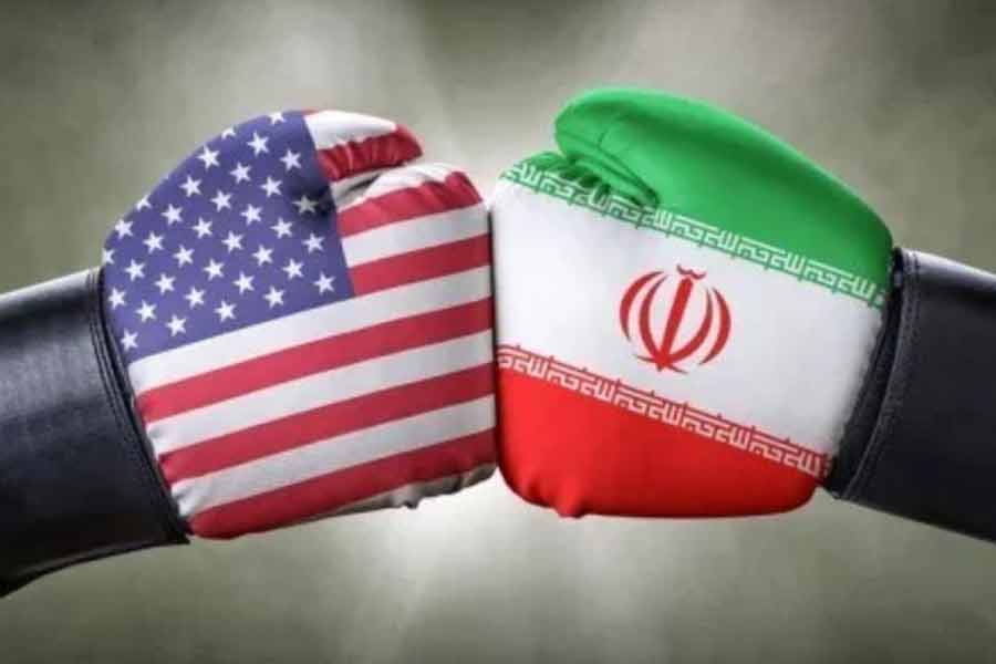 কূটনৈতিক মহলের একাংশের মতে, ইরানের সঙ্গে আমেরিকার সম্পর্ক ভাল নয়। আমেরিকা চায় না, ইরানের সঙ্গে তার ‘বন্ধু’ দেশগুলি কোনও সম্পর্ক রাখুক। সে দিক থেকে ভারত আমেরিকার ‘ইচ্ছা’র বিরুদ্ধে গিয়ে ইরানের সঙ্গে সম্পর্ক মজবুত করেছে।