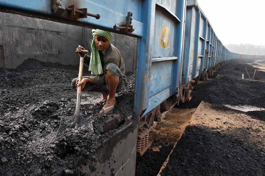 সম্প্রতি সেই সম্পর্কের ফলস্বরূপই রাশিয়া থেকে ইরান হয়ে কয়লা ট্রেনে করে ভারতে এসেছে। কূটনৈতিক মহলের একাংশের মতে, এই আমদানিতে রাশিয়া এবং ইরানের সঙ্গে যুক্ত রয়েছে ভারত। যা আমেরিকা ভাল ভাবে না-ও নিতে পারে। 