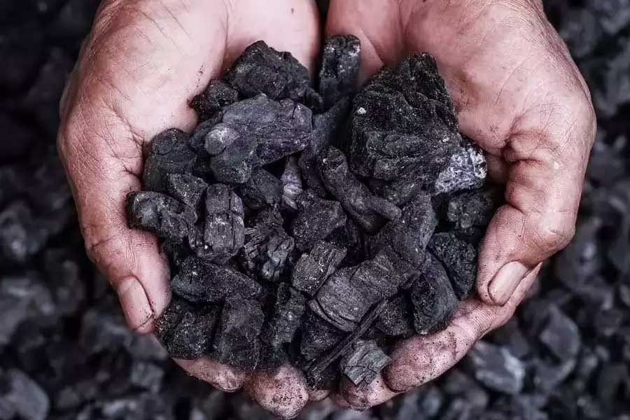 এখন প্রশ্ন হল, ভারতের মতো দেশের কয়লা কেন প্রয়োজন পড়ল? কয়লা উৎপাদনে ভারত দ্বিতীয় স্থানে রয়েছে। তার পরও ভারতে কয়লার ঘাটতি দেখা দিয়েছে। বিশেষজ্ঞদের মতে, ভারতে কয়লা উৎপাদন হলেও ভাল গুণগত মানের কয়লার পরিমাণ খুবই কম।