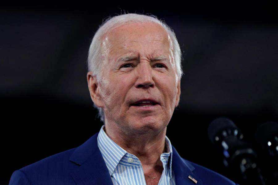 নানা সম্ভাবনার কথা মাথায় রেখে সাতপাঁচ ভেবেই এ বারেও আমেরিকার প্রেসিডেন্ট পদপ্রার্থী হিসাবে ডেমোক্র্যাটেরা বাইডেনকে তুলে ধরেছিলেন। আবার ডোনাল্ড ট্রাম্পের সঙ্গে তাঁর লড়াই দেখতে চলেছে বিশ্ব। কিন্তু ছন্দপতন ঘটেছে গত বৃহস্পতিবার। 