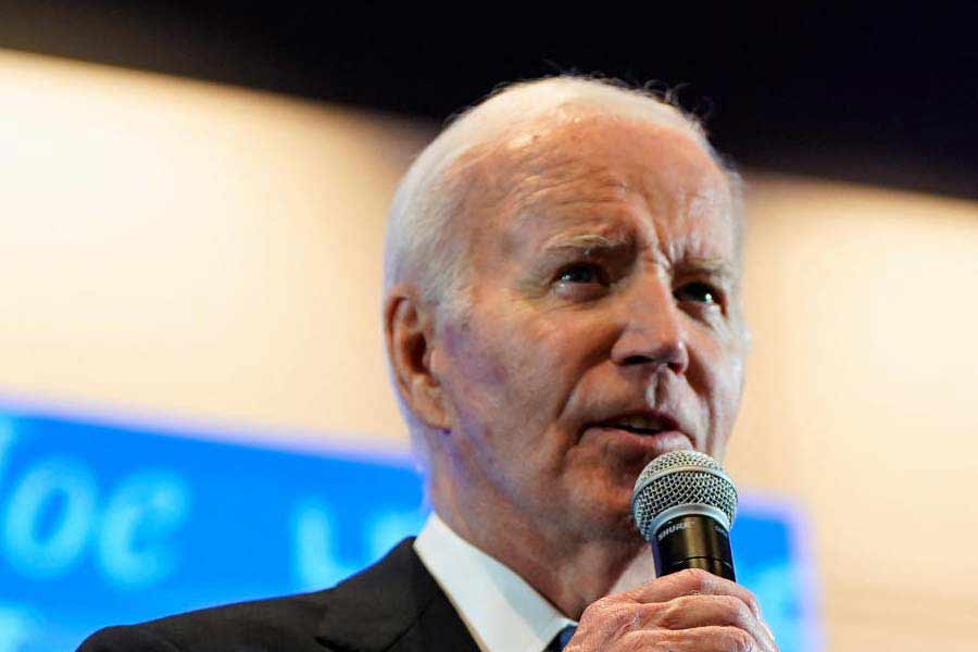 রিপোর্টে দাবি, বাইডেন সারা দিনে ছ’ঘণ্টার বেশি কাজ করতে পারেন না। বিকেলে ৪টের পর নাকি চোখে ভাল দেখতেও পান না। প্রেসিডেন্সিয়াল ডিবেটের পর শারীরিক বাধ্যবাধকতার কথা বাইডেন নিজেও স্বীকার করে নিয়েছেন। 