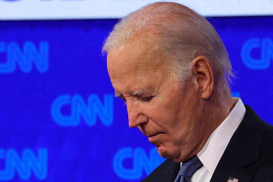 প্রেসিডেন্সিয়াল ডিবেটের পর প্রার্থিপদ বদলের প্রক্রিয়া বেশ জটিল। অনেকে প্রায় অসম্ভব বলেও মনে করছেন। তবে আমেরিকার নিয়ম বলছে, এখনও বাইডেনকে বদল করা সম্ভব। তিনটি উপায় রয়েছে ডেমোক্র্যাটদের সামনে। 