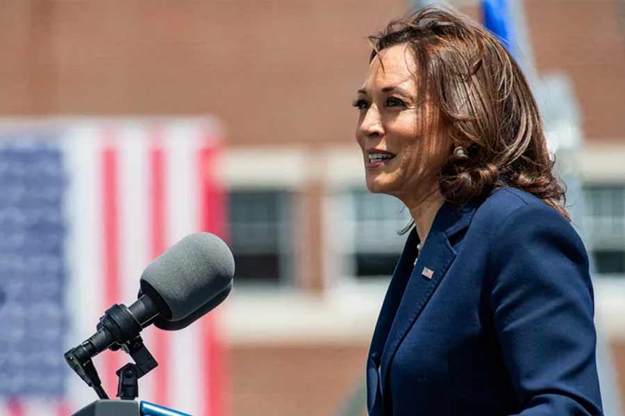 যদি বাইডেনকে একান্তই সরাতে হয়, তাঁর জায়গায় ট্রাম্পের প্রতিদ্বন্দ্বী হতে পারেন কমলা হ্যারিস। তিনি এই মুহূর্তে আমেরিকার ভাইস প্রেসিডেন্ট। ভারতীয় বংশোদ্ভূত কমলা বাইডেনের বিকল্প হিসাবে প্রথম পছন্দ হতে পারেন ডেমোক্র্যাটদের। 