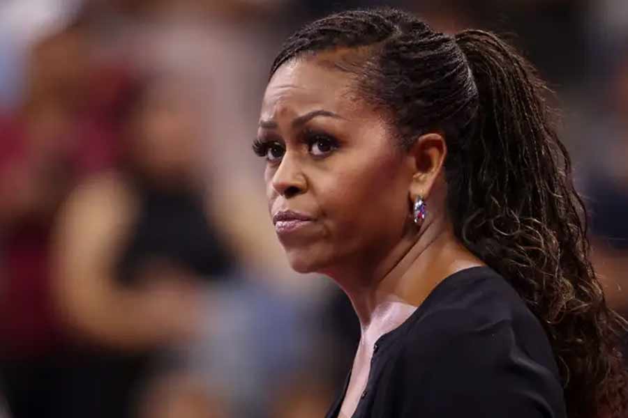 অনেকে মনে করছেন, স্ত্রী মিশেল ওবামাকে আমেরিকার প্রেসিডেন্ট পদপ্রার্থী হিসাবে তুলে ধরতে চান বারাক। বাইডেনের সম্ভাব্য বিকল্পদের তালিকায় তাঁর নামও প্রথম দিকেই রয়েছে। এমনকি, আমেরিকার কিছু সমীক্ষা দাবি করছে, ট্রাম্পকে ১১ পয়েন্টে হারিয়ে দিতে পারেন মিশেল।