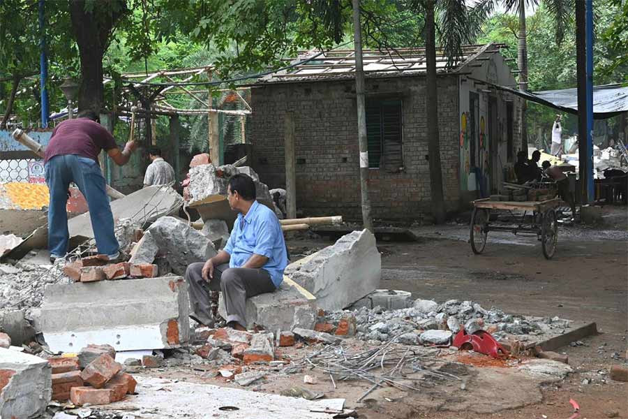 বোলপুর ভুবনডাঙায় ফুটপাতে দোকান ভাঙা পড়লেও থেকে গেল তৃণমূল কার্যালয় (পিছনে)। বুধবার।