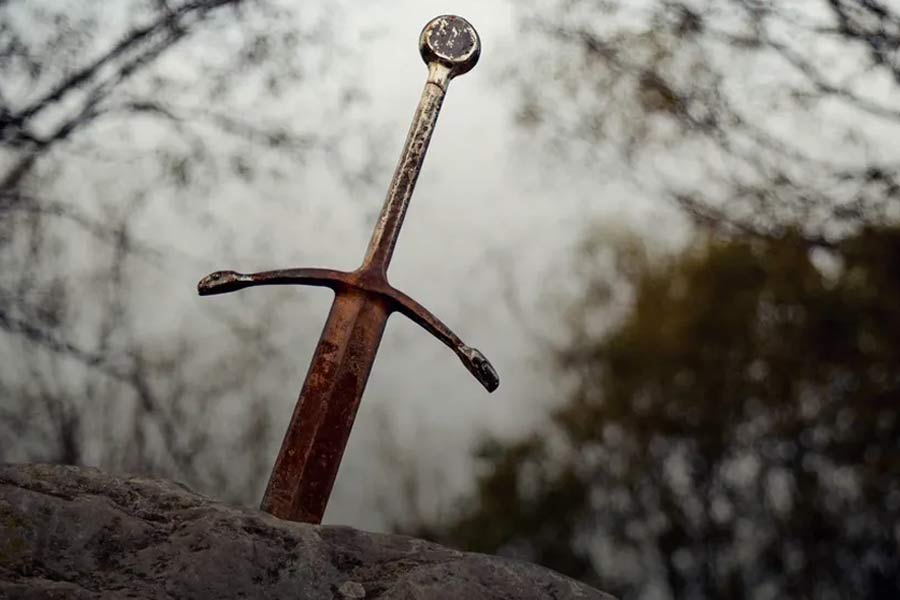 ১৩০০ বছর ধরে পাহাড়ের গায়ে গাঁথা। বয়স আরও বেশি। ফ্রান্স থেকে শেষমেশ গায়েবই হয়ে গেল সে দেশের ‘জাদু’ তরোয়াল।