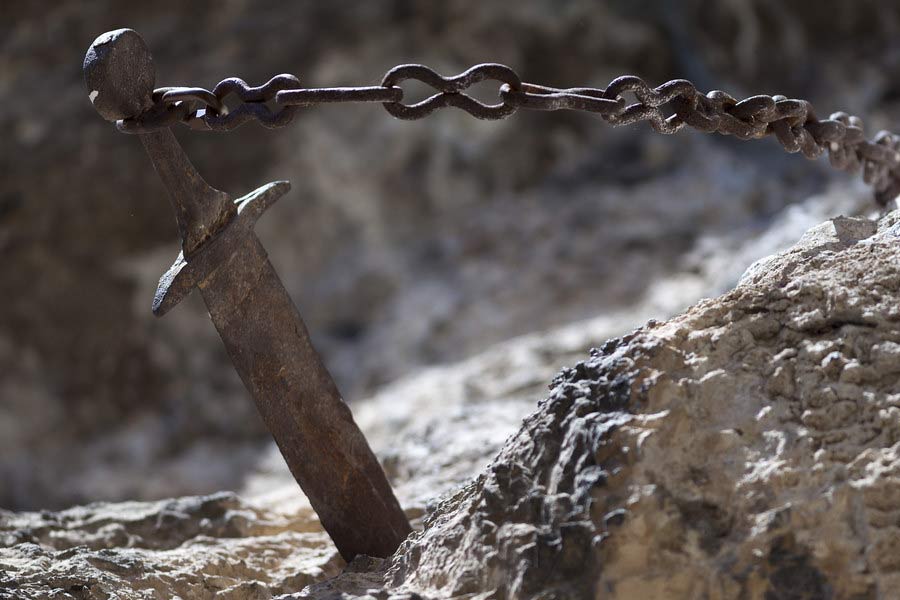 সেই ‘জাদু’ তরোয়ালের মালিক কে, কেউ জানেন না। যাঁরা জানতেন বলে মনে করা হয়, তাঁরা এখন আর কেউ বেঁচে নেই।