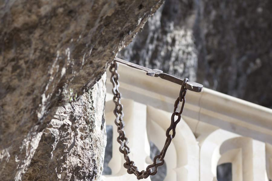 তবে ফ্রান্সের মানুষের বিশ্বাস, পবিত্র কোনও যোদ্ধা নিজের শেষ চিহ্ন হিসাবে সেটি পাহাড়ের গায়ে গেঁথে দিয়েছিলেন। ১৩০০ বছর ধরে যা এক ইতিহাস বহন করে চলেছে। আবার অনেকের বিশ্বাস, তরোয়ালটির এমন সব ‘জাদু’ ক্ষমতা রয়েছে, যা ব্যাখ্যাতীত।