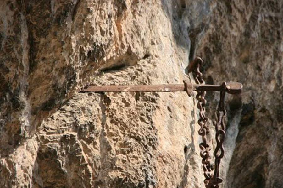 নদী দিয়ে ঘেরা এবং পাহাড় কেটে তৈরি রোকামাদুর, ফ্রান্সের এক প্রাচীন নগরী। তরোয়ালটি এত দিন গাঁথা ছিল সেই শহরেরই একটি পাহাড়ে।