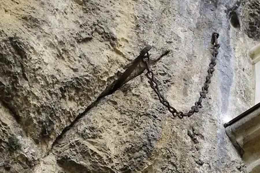 ফ্রান্সের নাগরিকদের বিশ্বাস, রোকামাদুরের ওই তরোয়ালটি ছিল ‘ডুরান্ডাল’। ফরাসি মহাকাব্য অনুযায়ী, ডুরান্ডাল রোমান সম্রাট শার্লেমেনের সেনাদলের সবচেয়ে সাহসী এবং শক্তিশালী নাইট রোল্যান্ডের তরোয়াল।