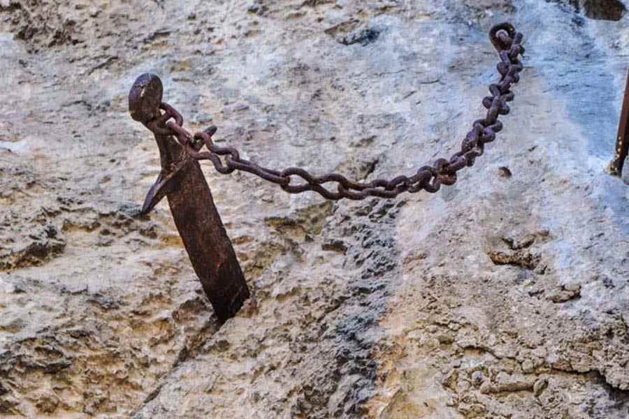 কিংবদন্তি অনুযায়ী, সম্রাট শার্লেমেনই এই তরোয়ালের মালিক ছিলেন। অষ্টম শতাব্দীতে এক দেবদূত নাকি রোমান সম্রাটকে তরোয়ালটি দিয়েছিলেন। তবে পরবর্তী কালে তা তিনি উপহারস্বরূপ রোল্যান্ডের হাতে তুলে দেন।