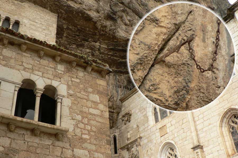 এ-ও মনে করা হয়, তরোয়ালটির ক্ষমতা সম্পর্কে রোল্যান্ড এতটাই অবগত ছিলেন যে, যুদ্ধক্ষেত্রে মারা যাওয়ার আগে তিনি সেটি নষ্ট করে দিতে চেয়েছিলেন।