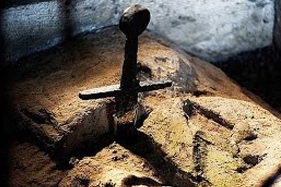 কথিত রয়েছে, তলোয়ারটি ভাঙতে না পেরে হতাশাগ্রস্ত হয়ে সেটি শূন্যে ছুড়ে দেন, যা কয়েকশো কিলোমিটার দূরে গিয়ে রোকামাদুরের ওই পাহাড়ে গিয়ে গেঁথে যায়।