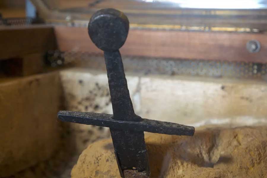 ফ্রান্সের প্রাচীনতম সাহিত্যে এই তরোয়ালটির ‘জাদু’ ক্ষমতার উল্লেখ রয়েছে। ‘দ্য গান অফ রোল্যান্ড’ নামের সেই কবিতার পুঁথি বর্তমানে অক্সফোর্ডের বোদলিয়ান লাইব্রেরিতে রাখা।