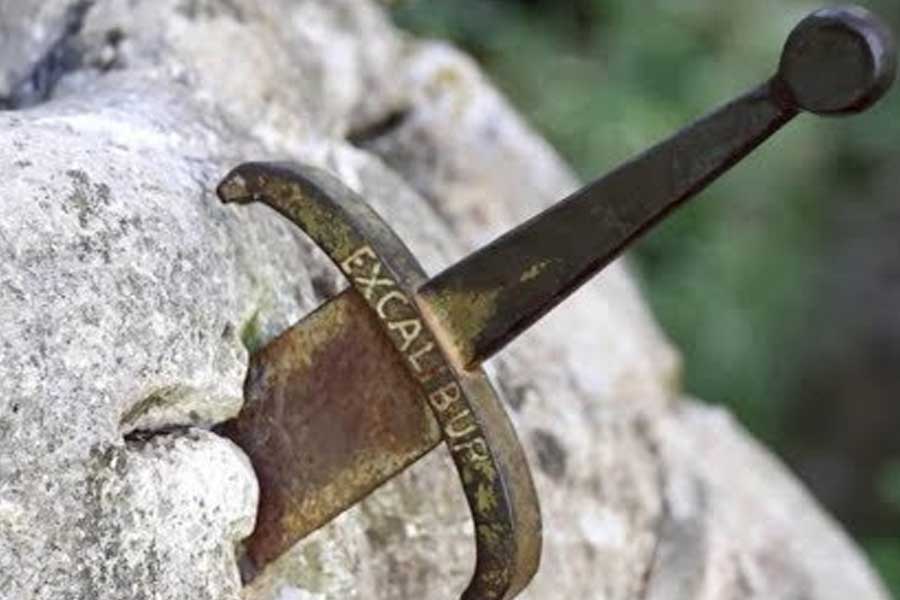 ফ্রান্সের মানুষের বিশ্বাস, রোকামাদুর শহরের পাহাড়ে গাঁথা ওই তরোয়ালটির শক্তি এক্সক্যালিবারের চেয়ে কিছু কম ছিল না। এমনটি ওই তরোয়ালটিকে ‘ফ্রান্সের এক্সক্যালিবার’ও বলা হয়।