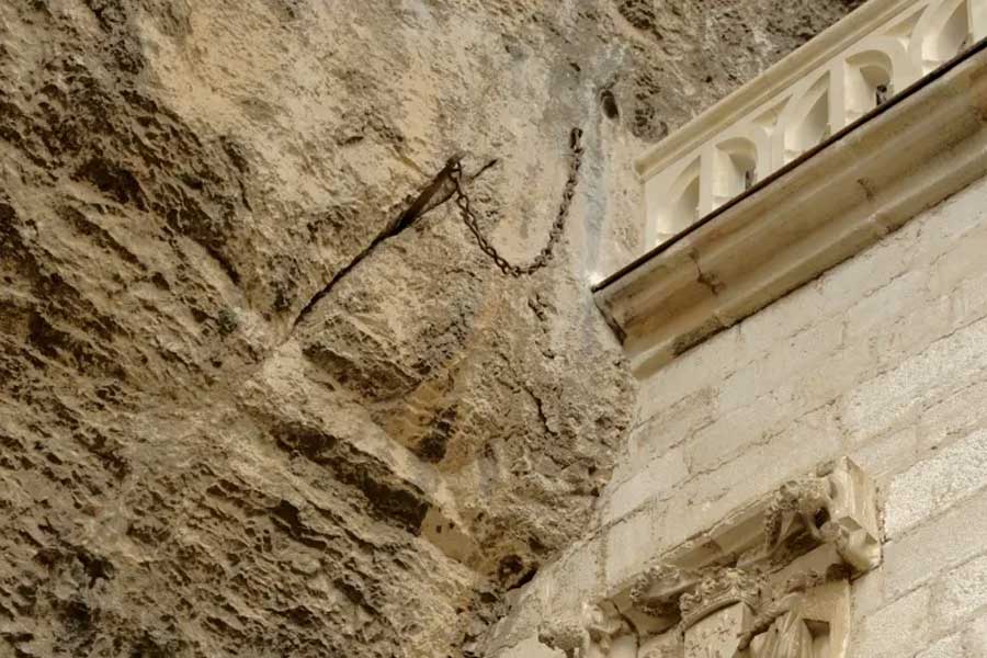 তবে সম্প্রতি তরোয়ালটি পাহাড়ের গা থেকে রহস্যজনক ভাবে উধাও হয়ে গিয়েছে।