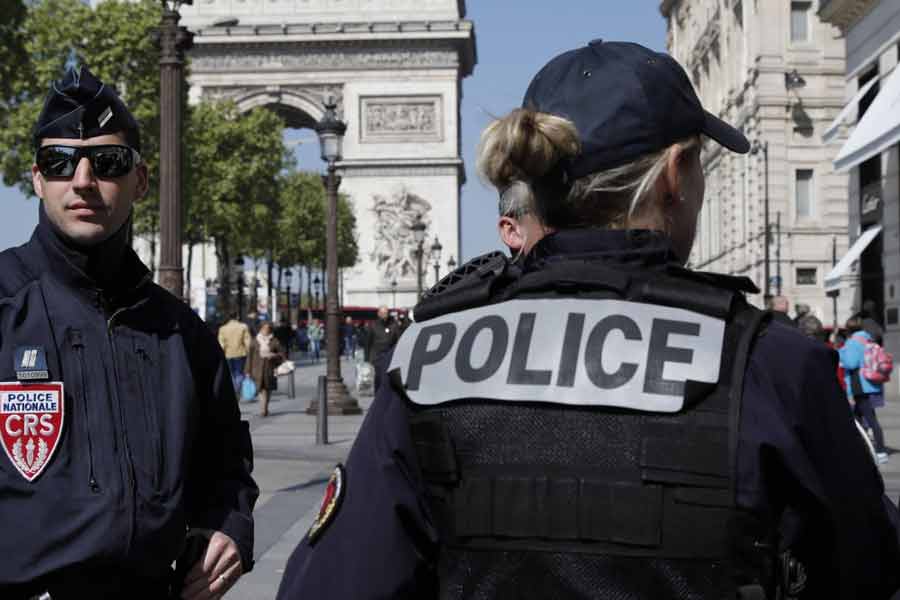 পুলিশের অনুমান, মাটি থেকে ১০০ ফুট উপরে পাহাড়ে গেঁথে থাকা ওই তরোয়াল চুরি করেছেন কেউ। তবে কী ভাবে ওই চোর তা সম্ভব করল, তা তদন্তকারীদের ভাবাচ্ছে।