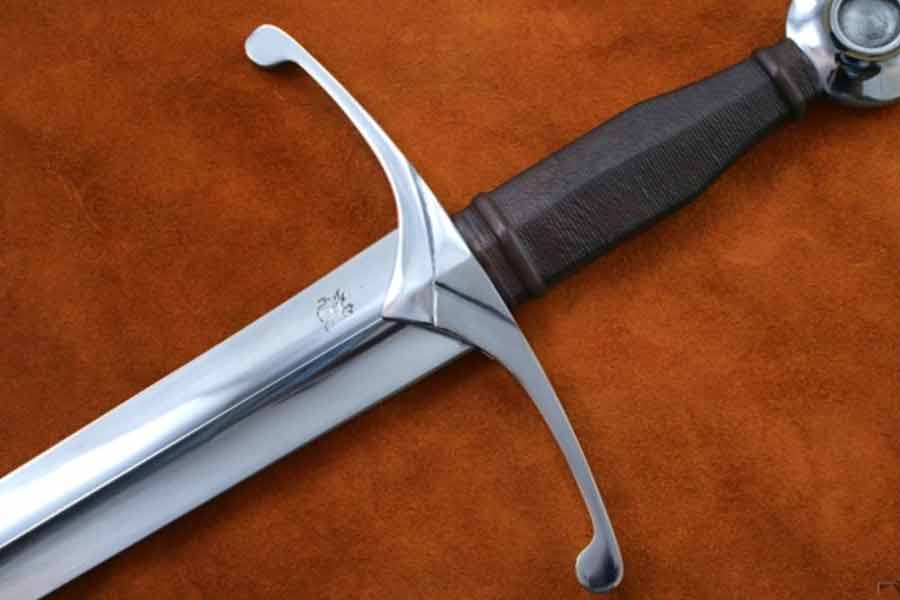 যদিও স্থানীয়দের একাংশের বিশ্বাস, কোনও বিশেষ কারণে জাদুবলে নিজে থেকেই অদৃশ্য হয়েছে তরোয়ালটি।