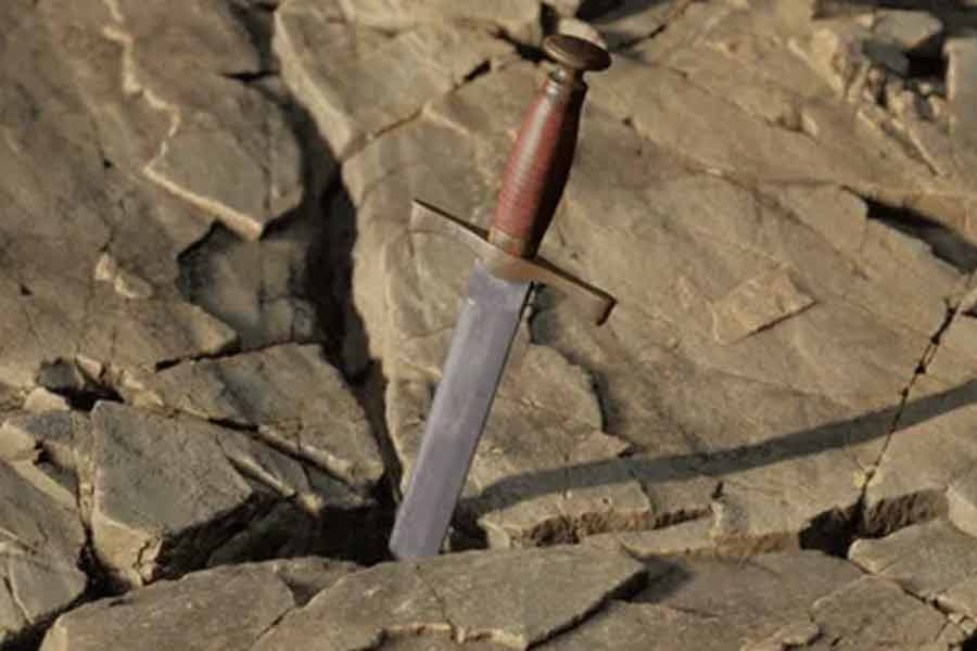 রোকামাদুরের মেয়র ডমিনিক লেনফ্যান্ট এ প্রসঙ্গে বলেন, ‘‘তরোয়ালটি আকস্মিক ভাবে উধাও হয়ে যাওয়ায় স্থানীয়েরা বিচলিত। উত্তেজনা ছড়িয়েছে। বিশ্বাস করা হয়, এই তরোয়ালের সঙ্গে শহরের মানুষের ভাগ্য জড়িয়ে রয়েছে। বিশ্বাস করতে পারছেন না অনেকে।’’