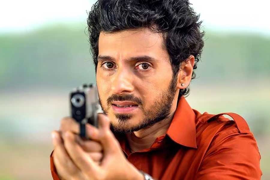 ‘মির্জ়াপুর’ সিরিজ়ে কালীন ভাইয়ার পুত্র মুন্নার চরিত্রটি ওটিটির পর্দায় ফুটিয়ে তুলেছিলেন দিব্যেন্দু শর্মা। শোনা যাচ্ছে, তৃতীয় সিজ়নে দিব্যেন্দুর অভিনয় দেখা যাবে না।