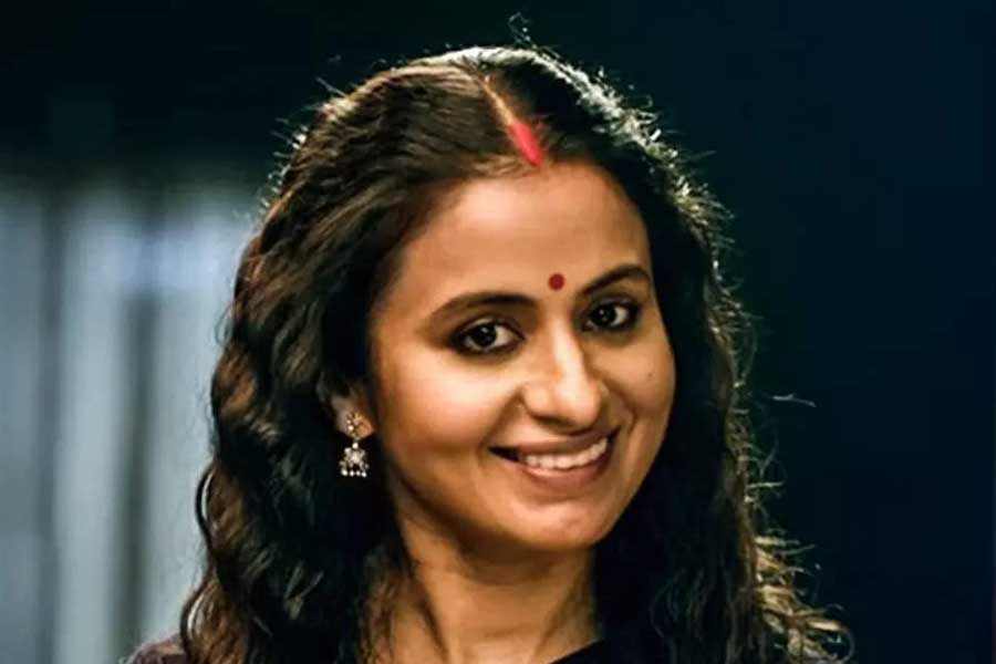 অভিনেত্রী রাসিকা দুগ্গল ‘মির্জ়াপুর’ সিরিজ়ে বীণার চরিত্রে অভিনয় করে নজর কাড়েন। ‘মির্জ়াপুর ৩’-এ প্রতিটি পর্বে অভিনয় করে দু’লক্ষ টাকা উপার্জন করেছেন বলে জানা যায়।