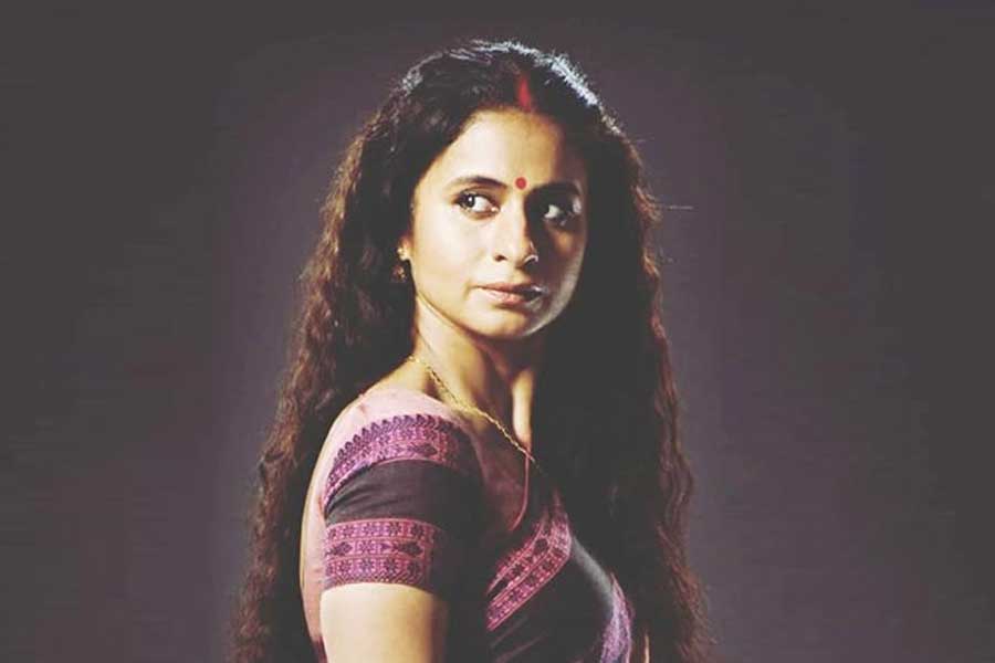 কানাঘুষো শোনা যাচ্ছে, ‘মির্জ়াপুর ৩’-এ এ বার এমন এক তারকাকে অভিনয় করতে দেখা যাবে যে, তাঁকে দেখে চমকে উঠতে বাধ্য দর্শকেরা। ওটিটির পর্দার জনপ্রিয় মুখ তিনি।