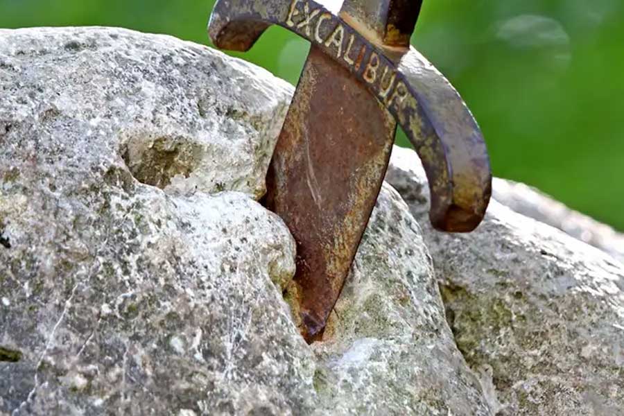 ব্রিটেনের পুরাণ অনুযায়ী, ‘এক্সক্যালিবার’ একটি কিংবদন্তি তরোয়াল। যার মালিক ছিলেন রাজা আর্থার। ব্রিটেনের লোককথা অনুযায়ী, ‘এক্সক্যালিবার’ ছিল পৃথিবীর সবচেয়ে শক্তিশালী তলোয়ার। ব্রিটেনের সংস্কৃতিতেও বার বার এই তরোয়ালের উল্লেখ পাওয়া যায়।