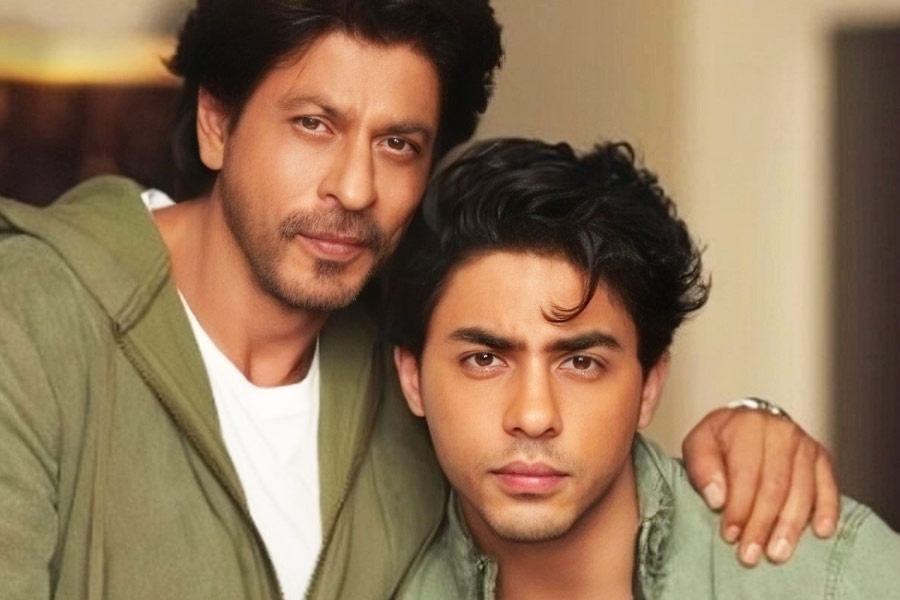 শুধু মেয়ে সুহানাই নয়। আগামীতে শাহরুখ-পুত্র আরিয়ান খানকে নিয়েও রয়েছে মানুষের বিরাট প্রত্যাশা। তবে ক্যামেরার সামনে থাকতে খুব একটা আগ্রহী নন আরিয়ান। ছবির পরিচালনায় আরিয়ানের আগ্রহ। ইতিমধ্যেই জীবনের প্রথম পরিচালনা নিয়ে ব্যস্ত আরিয়ান। পরিচালনার জগতে বাবার পথে হেঁটে আরিয়ান খ্যাতি অর্জন করতে পারেন কি না এখন সেটাই দেখার।  