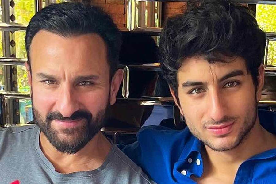 সইফ-পুত্র ইব্রাহিম আলি খানকে নিয়েও মানুষের আগ্রহ কম নয়। চেহারার দিক দিয়ে সইফের প্রতিচ্ছবি হয়ে উঠেছেন ইব্রাহিম। তিনিও বলিউডে অভিনয়ে আসবেন বলেই জানা যায়। বলিপাড়ায় ইতিমধ্যেই পলক তিওয়ারির সঙ্গে নাম জড়িয়েছে অভিনেতা-পুত্রের। এখনও অভিনয়ের সফর শুরু হয়নি ইব্রাহিমের। কিন্তু এর মধ্যেই তাঁকে নিয়ে মানুষের উত্তেজনা তুঙ্গে। এটাই দেখার, মানুষের প্রত্যাশা পূরণ করতে পারেন কি না ইব্রাহিম।