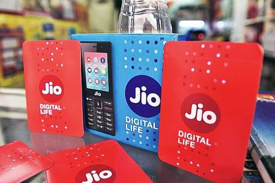 How Jio captures the market of Telecom sector in India