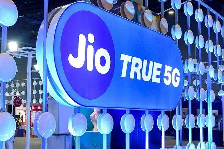 How Jio captures the market of Telecom sector in India