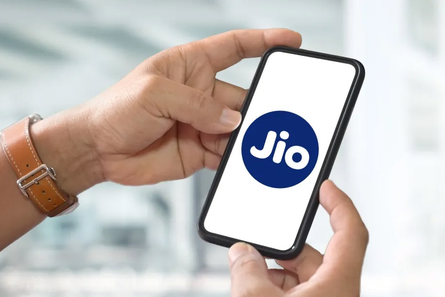 How Jio captures the market of Telecom sector in India