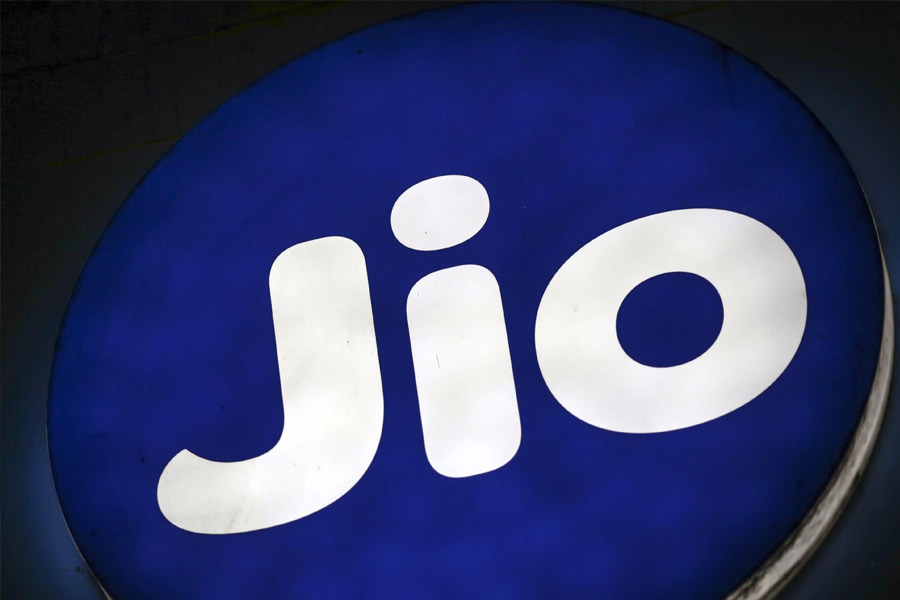 How Jio captures the market of Telecom sector in India