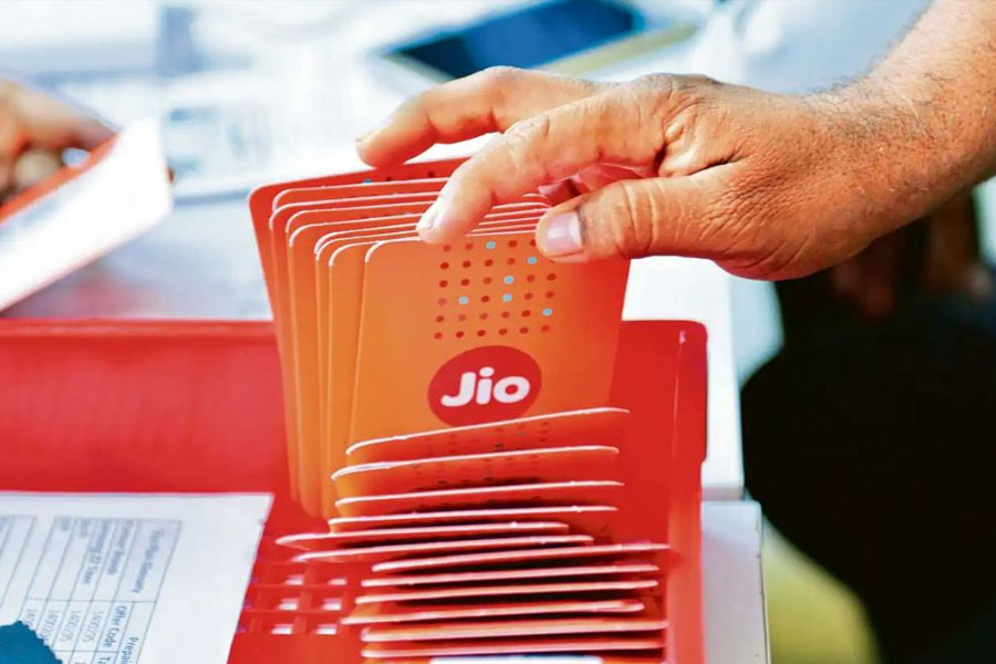 How Jio captures the market of Telecom sector in India