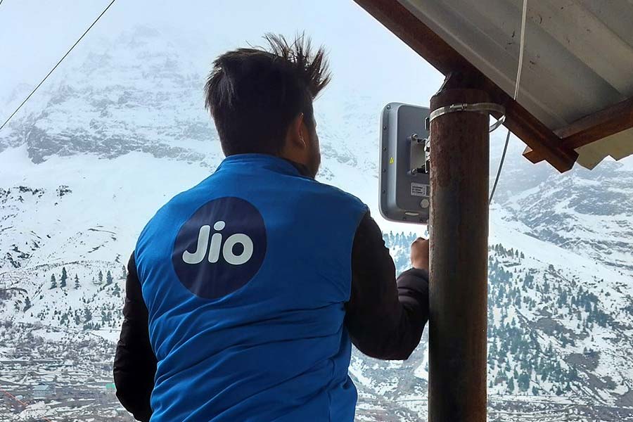 How Jio captures the market of Telecom sector in India