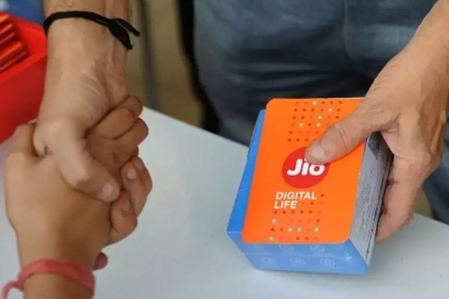 How Jio captures the market of Telecom sector in India