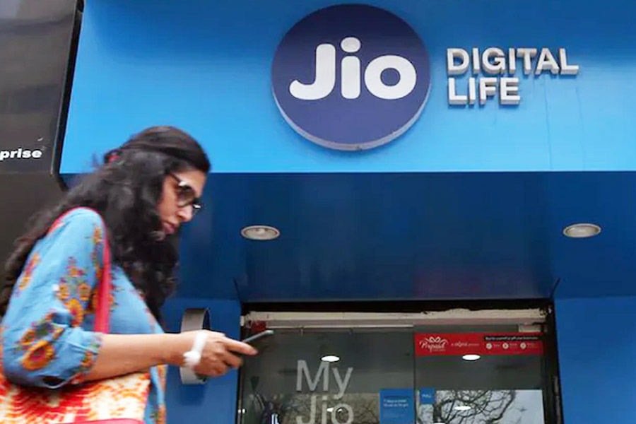 How Jio captures the market of Telecom sector in India