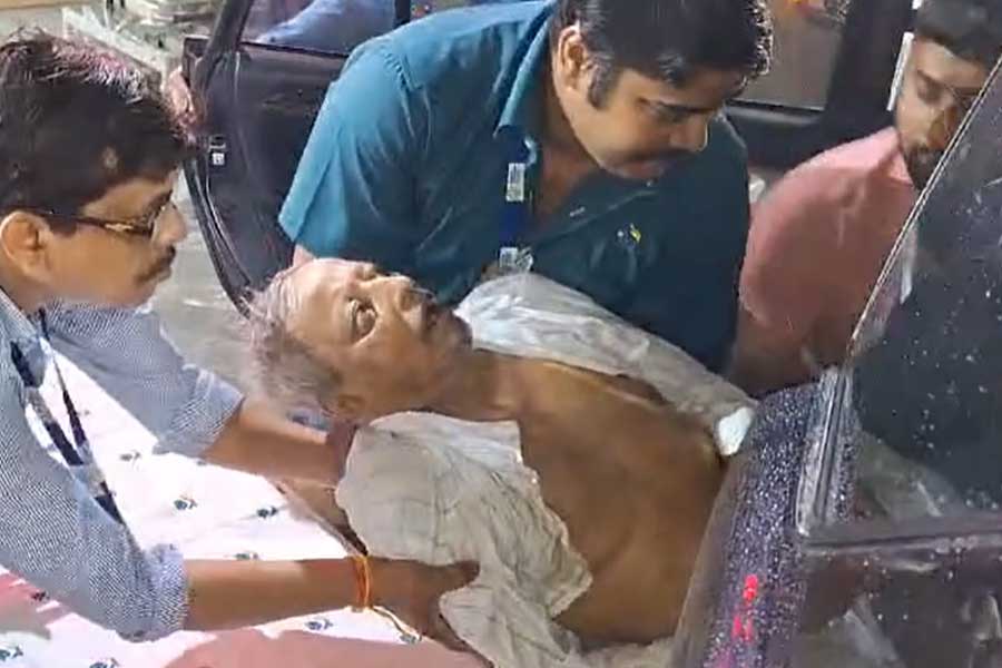 মুকুল রায়কে হাসপাতালে নিয়ে যাওয়ার জন্য গাড়িতে তোলা হচ্ছে।
