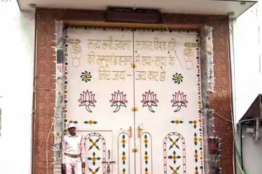 ওই প্রতিবেদনেই বলা হয়েছে, আশ্রমের মূল জমিটি ‘বাবা’কে দান করেছেন জনৈক বিনোদ বাবু। যিনি মইনপুরিরই বাসিন্দা। তবে তিনি ছাড়াও আরও শ’দুয়েক দাতা আশ্রমকে ২৫ হাজার টাকা থেকে শুরু করে আড়াই লক্ষ টাকা পর্যন্ত দান করেছেন। 