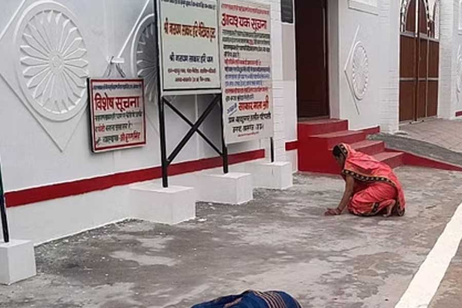 আশ্রমের মূল তোরণের বাইরে সেই ২০০ জন ‘মহান দাতা’র নাম খোদাই করে লেখা আছে। যে তালিকার শুরুতেই রয়েছেন মইনপুরির সেই বিনোদ বাবু। যাঁরা ২৫ হাজার টাকা বা তার কম দান করেছেন, তাঁদের নাম জানানোর প্রয়োজন মনে করেনি আশ্রম। 