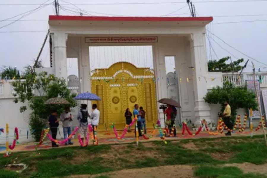 প্রায় পাঁচ মানুষ উঁচু সোনালি রঙের ধাতব তোরণ। তার ও পারে সার সার মহল। সাদা রঙের ছোটবড় এক তলা বা দোতলা বাড়ি। ছোট ছোট বাংলোর মতো। পাশে বাঁধানো রাস্তা, কেয়ারি করা বাগান। রয়েছে সরোবরও।