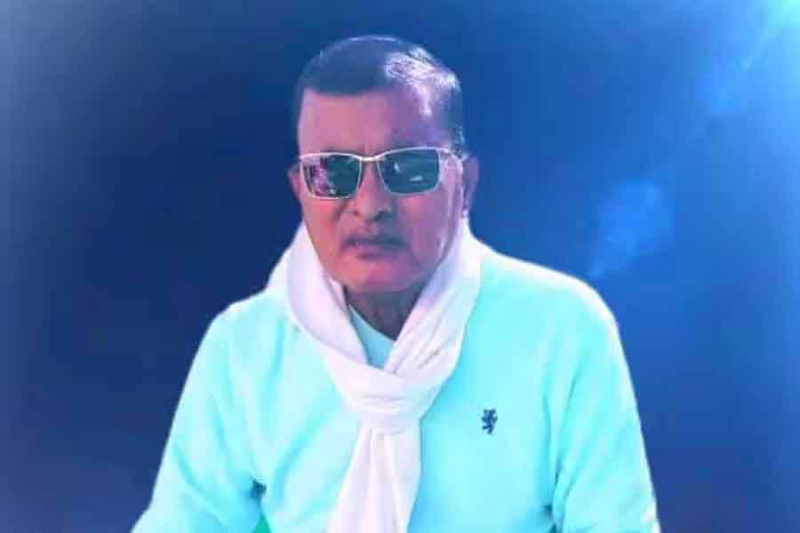 আর এক পাশে প্রশস্ত গ্যারাজ। সেখানে সার বেঁধে দাঁড় করানো ‘ভোলে বাবা’র বাহন। বিলাসবহুল দেশ-বিদেশের গাড়ি। 