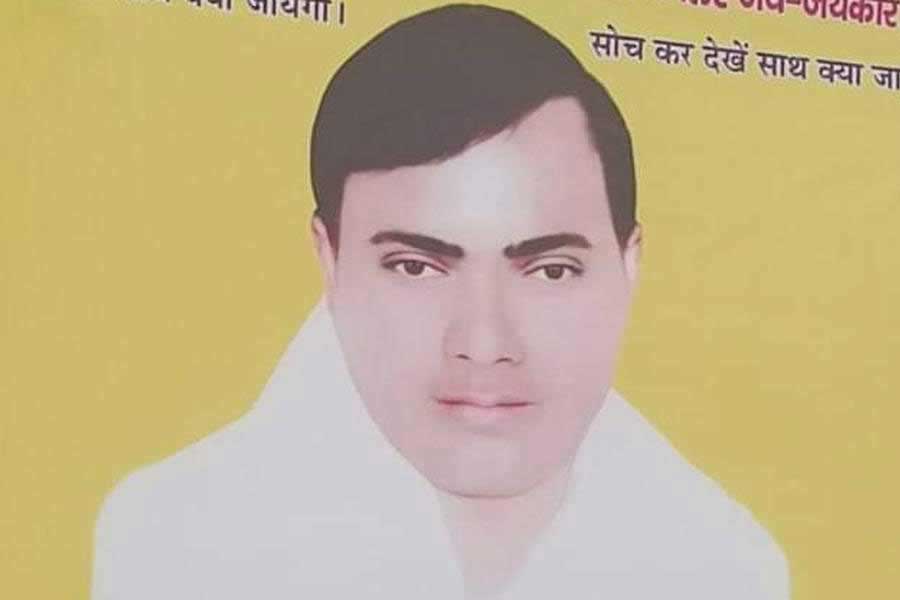 সেই সব গাড়ি ‘বাবা’ নিজে কিনেছেন না কি ভক্তেরা দান করেছেন, তার খতিয়ান অবশ্য দাতা-তালিকায় নেই। যেমন জানা নেই ‘বাবা’র সৎসঙ্গের জন্য ব্যবহৃত আশ্রম লাগোয়া বিঘার পর বিঘা জমির মালিকের নামও।