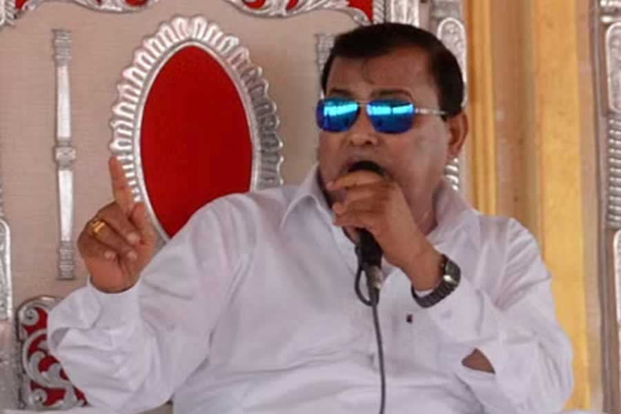 আশ্রমের লাগোয়া ওই বিস্তৃত জমিতে প্রায়শই আয়োজন হত ‘সৎসঙ্গ’ অনুষ্ঠানের। লাখ লাখ ভক্ত আসতেন ‘ভোলে বাবা’র চরণধূলি পেতে। এলাকায় অনেকেই জানেন, সেই জমি ‘বাবা’ ভাড়া নিয়েছিলেন দরিদ্র গ্রামবাসীদের থেকে। তবে তাঁরা কারা, কত ভাড়াই বা পেতেন আশ্রম থেকে, তার হিসাব কেউ জানেন না। 