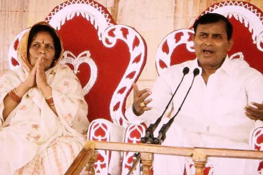 কনস্টেবল সূরজপাল থেকে নারায়ণ সাকার হরি হয়ে ‘ভোলে বাবা’ হওয়া এ হেন আধ্যাত্মিক গুরুর ধনসম্পত্তি অবশ্য এখানেই শেষ নয়। ভক্তেরাই জানাচ্ছেন, ‘বাবা’র আরও আশ্রম আছে। 