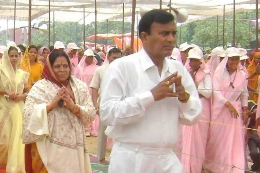 শোনা যায়, ভক্তদের ‘বাবা’ বলতেন, হিন্দু পুরাণের তিন দেব— ব্রহ্মা, বিষ্ণু, মহেশ্বর তাঁকেই নিজেদের ‘গুরু’ বলে মানেন! 