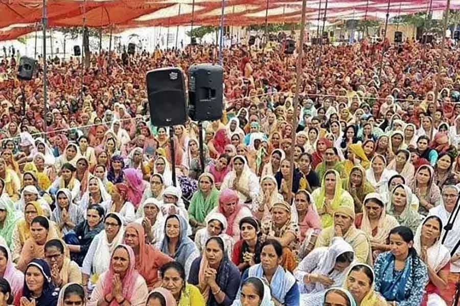সেই বিশ্বাস থেকেই ‘বাবা’র প্রতি অনুষ্ঠানে তাঁর পদধূলি নিতে উপচে পড়ত ভিড়। যদিও মঙ্গলবারের পর সেই ভিড়ই ‘বাবা’র ঈশ্বরগুণ নিয়ে প্রশ্ন তুলল।